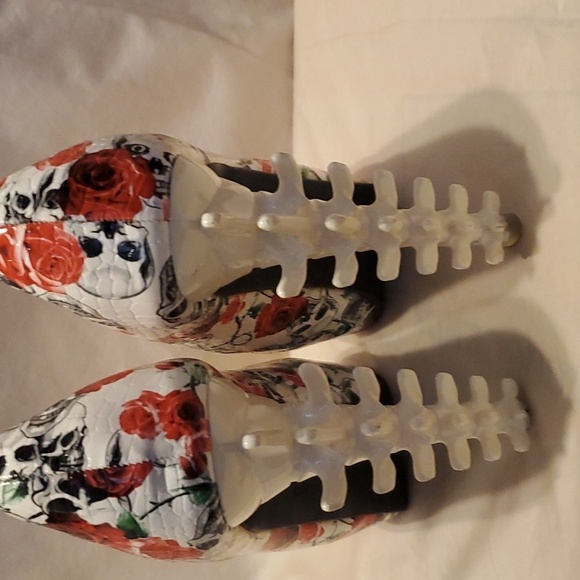 Show Story Skull and Roses Print Bone Platform Stiletto's SZ 36 - Picture 4 of 8